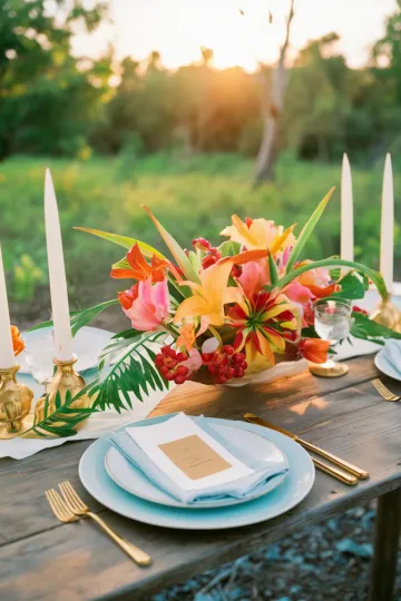 Tropical chic table decor
